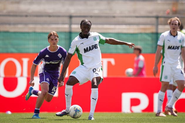 SassuoloÕs Ismael Kone fights for the ball with FiorentinaÕs Albert Gudmundsson during the Serie A soccer match between Fiorentina and Sassuolo at the Artemio Franchi Stadium in Florence, north Italy - Sunday, April 26, 2026 -  Copyright: xMassimoxPaolone LaPressex