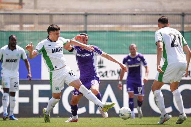 Fiorentina s Rolando Mandragora fights for the ball with SassuoloÕs Tarik Muharemovic during the Serie A soccer match between Fiorentina and Sassuolo at the Artemio Franchi Stadium in Florence, north Italy - Sunday, April 26, 2026 -  Copyright: xMassimoxPaolone LaPressex