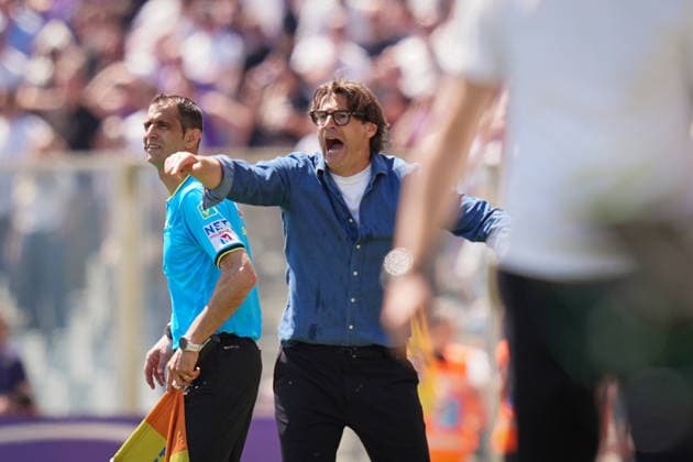 FiorentinaÕs head coach Paolo Vanoli shouts instructions to his players during the Serie A soccer match between Fiorentina and Sassuolo at the Artemio Franchi Stadium in Florence, north Italy - Sunday, April 26, 2026 -  Copyright: xMassimoxPaolone LaPressex