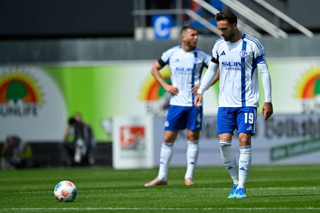 Paderborn, Home Deluxe Arena, 26 04 26, GER, Herren, 2 Bundesliga, Saison 2025 2026, SC Paderborn 07 FC Schalke 04 Bild v li Hasan KURUCAY Schalke und Kenan KARAMAN Schalke unzufrieden, enttaeuscht, niedergeschlagen, frustriert, traurig nach dem Tor zum 1 0 DFL regulations prohibit any use of photographs as image sequences and or quasi video NRW Deutschland