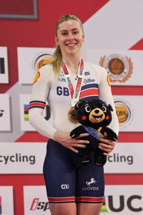 UCI Track World Cup: Nilai Picture by Alex Whitehead SWpix.com - 26 04 2026 - Cycling - UCI Track World Cup: Nilai - Velodrom Nasional Malaysia, Nilai, Malaysia - Women s Keirin Podium - Emma Finucane (Great Britain) receiving the Bronze Medal Copyright: x xSWpix.comx(t axPhotographyxHubxLtd)xAlexxWhitehead SWpix.comx SWP-3030-13386