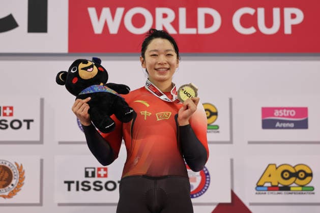 UCI Track World Cup: Nilai Picture by Alex Whitehead SWpix.com - 26 04 2026 - Cycling - UCI Track World Cup: Nilai - Velodrom Nasional Malaysia, Nilai, Malaysia - Women s Keirin Podium - Lijuan Wang (China) receiving the gold medal Copyright: x xSWpix.comx(t axPhotographyxHubxLtd)xAlexxWhitehead SWpix.comx SWP-3030-13387