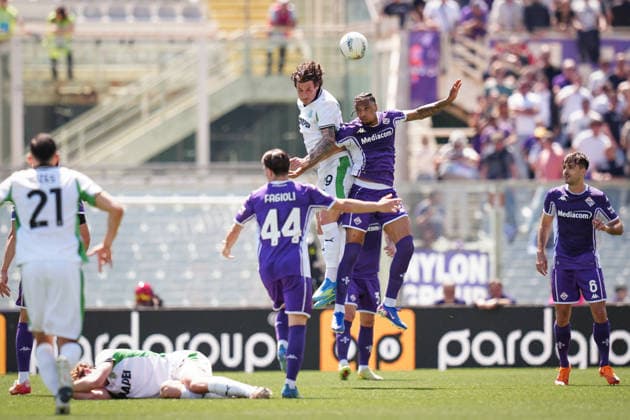 SassuoloÕs Andrea Pinamonti fights for the ball with Fiorentina s Cher Ndour during the Serie A soccer match between Fiorentina and Sassuolo at the Artemio Franchi Stadium in Florence, north Italy - Sunday, April 26, 2026 -  Copyright: xMassimoxPaolone LaPressex
