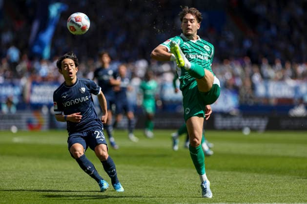 26 04 2026, GER, Soccer, Men, 2 BL, Season 2025 2026, Vfl Bochum vs SpVgg Greuther Fürth Koji Miyoshi Bochum and Reno Morris Münz Fürth fighting for the ball Bochum vonovia Ruhrstadion Nordrhein Westfalen Germany Copyright: xAdrianxSchlüterx