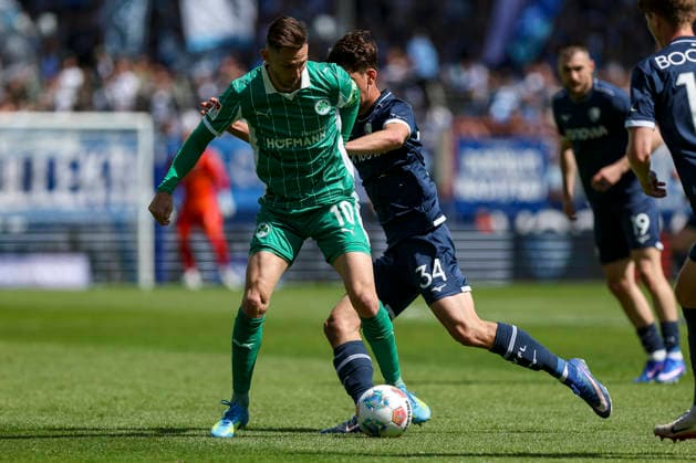 26 04 2026, GER, Soccer, Men, 2 BL, Season 2025 2026, Vfl Bochum vs SpVgg Greuther Fürth Branimir Hrgota Fürth and Cajetan Benjamin Lenz Bochum fighting for the ball Bochum vonovia Ruhrstadion Nordrhein Westfalen Germany Copyright: xAdrianxSchlüterx
