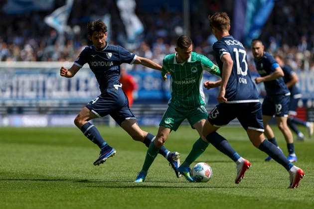 26 04 2026, GER, Soccer, Men, 2 BL, Season 2025 2026, Vfl Bochum vs SpVgg Greuther Fürth Cajetan Benjamin Lenz Bochum , Branimir Hrgota Fürth and Oliver Olsen Bochum fighting for the ball Bochum vonovia Ruhrstadion Nordrhein Westfalen Germany Copyright: xAdrianxSchlüterx