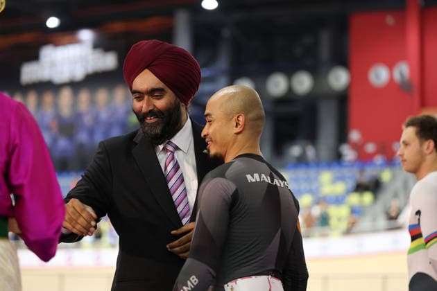 UCI Track World Cup: Nilai Picture by Alex Whitehead SWpix.com - 26 04 2026 - Cycling - UCI Track World Cup: Nilai - Velodrom Nasional Malaysia, Nilai, Malaysia - Men s Sprint Podium - Mohd Azizulhasni Awang (Malaysia) receiving the Bronze Medal Copyright: x xSWpix.comx(t axPhotographyxHubxLtd)xAlexxWhitehead SWpix.comx SWP-3030-13395