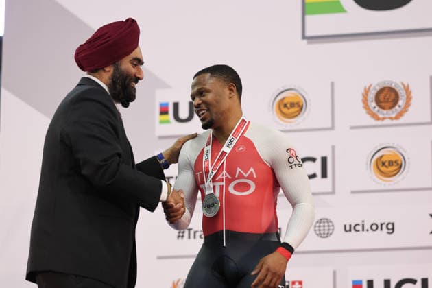 UCI Track World Cup: Nilai Picture by Alex Whitehead SWpix.com - 26 04 2026 - Cycling - UCI Track World Cup: Nilai - Velodrom Nasional Malaysia, Nilai, Malaysia - Men s Sprint Podium - Nicholas Paul (Trinidad and Tobago) receiving the Silver Medal Copyright: x xSWpix.comx(t axPhotographyxHubxLtd)xAlexxWhitehead SWpix.comx SWP-3030-13396