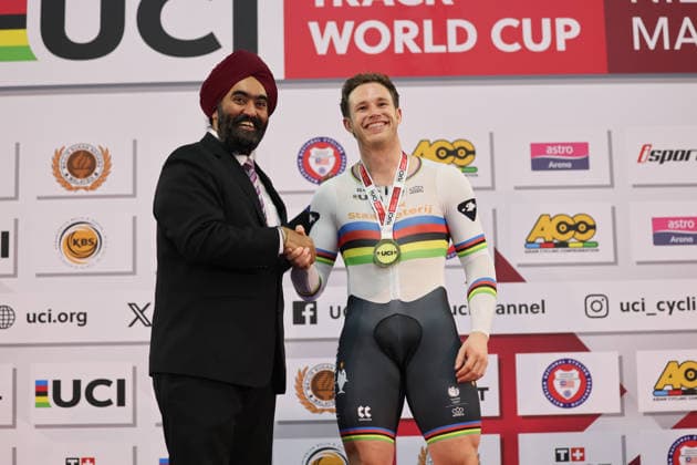 UCI Track World Cup: Nilai Picture by Alex Whitehead SWpix.com - 26 04 2026 - Cycling - UCI Track World Cup: Nilai - Velodrom Nasional Malaysia, Nilai, Malaysia - Men s Sprint Podium - Harrie Lavreysen (Netherlands) receiving the Gold Medal Copyright: x xSWpix.comx(t axPhotographyxHubxLtd)xAlexxWhitehead SWpix.comx SWP-3030-13400