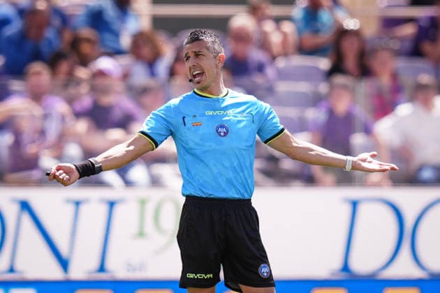 Referee Livio Marinelli shouts instructions to players during the Serie A soccer match between Fiorentina and Sassuolo at the Artemio Franchi Stadium in Florence, north Italy - Sunday, April 26, 2026 -  Copyright: xMassimoxPaolone LaPressex