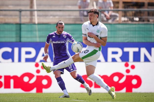 Fiorentina s Jack David Harrison fights for the ball with SassuoloÕs Tarik Muharemovic during the Serie A soccer match between Fiorentina and Sassuolo at the Artemio Franchi Stadium in Florence, north Italy - Sunday, April 26, 2026 -  Copyright: xMassimoxPaolone LaPressex