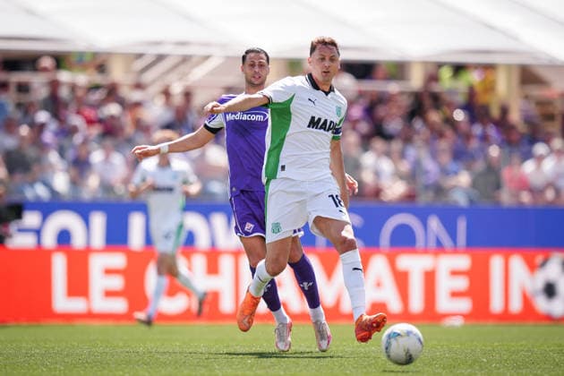SassuoloÕs Nemanja Matic fights for the ball with Fiorentina s Rolando Mandragora during the Serie A soccer match between Fiorentina and Sassuolo at the Artemio Franchi Stadium in Florence, north Italy - Sunday, April 26, 2026 -  Copyright: xMassimoxPaolone LaPressex