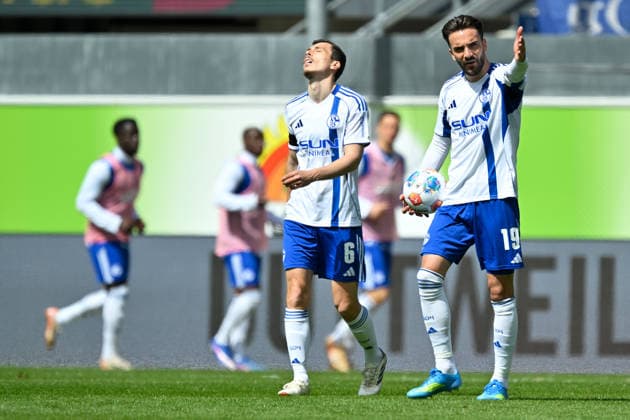 Paderborn, Home Deluxe Arena, 26 04 26, GER, Herren, 2 Bundesliga, Saison 2025 2026, SC Paderborn 07 FC Schalke 04 Bild v li Ron SCHALLENBERG Schalke und Kenan KARAMAN Schalke unzufrieden, enttaeuscht, niedergeschlagen, frustriert, traurig nach dem Tor zum 2 0 DFL regulations prohibit any use of photographs as image sequences and or quasi video NRW Deutschland