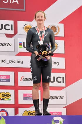 UCI Track World Cup: Nilai Picture by Alex Whitehead SWpix.com - 26 04 2026 - Cycling - UCI Track World Cup: Nilai - Velodrom Nasional Malaysia, Nilai, Malaysia - Women s Omnium Podium - Samantha Donnelly (New Zealand)receiving the Bronze Medal Copyright: x xSWpix.comx(t axPhotographyxHubxLtd)xAlexxWhitehead SWpix.comx SWP-3030-13405