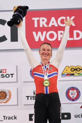 UCI Track World Cup: Nilai Picture by Alex Whitehead SWpix.com - 26 04 2026 - Cycling - UCI Track World Cup: Nilai - Velodrom Nasional Malaysia, Nilai, Malaysia - Women s Omnium Podium - Anita Yvonne Stenberg (Norway) receiving the Gold Medal Copyright: x xSWpix.comx(t axPhotographyxHubxLtd)xAlexxWhitehead SWpix.comx SWP-3030-13406