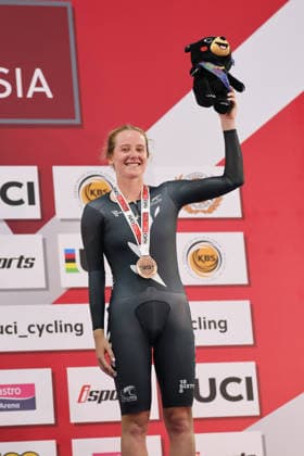 UCI Track World Cup: Nilai Picture by Alex Whitehead SWpix.com - 26 04 2026 - Cycling - UCI Track World Cup: Nilai - Velodrom Nasional Malaysia, Nilai, Malaysia - Women s Omnium Podium - Samantha Donnelly (New Zealand)receiving the Bronze Medal Copyright: x xSWpix.comx(t axPhotographyxHubxLtd)xAlexxWhitehead SWpix.comx SWP-3030-13408
