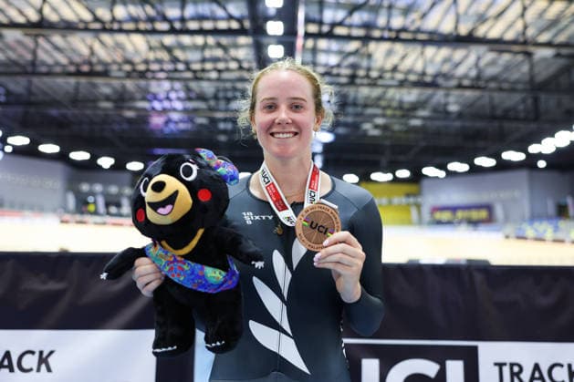 UCI Track World Cup: Nilai Picture by Alex Whitehead SWpix.com - 26 04 2026 - Cycling - UCI Track World Cup: Nilai - Velodrom Nasional Malaysia, Nilai, Malaysia - Women s Omnium Podium - Samantha Donnelly (New Zealand)receiving the Bronze Medal Copyright: x xSWpix.comx(t axPhotographyxHubxLtd)xAlexxWhitehead SWpix.comx SWP-3030-13414