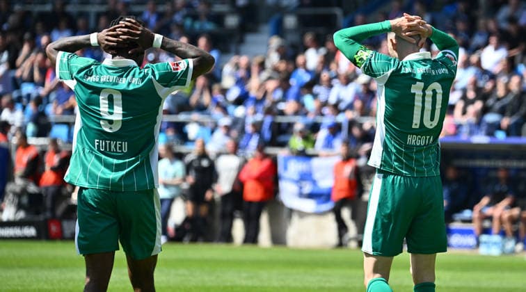 26 04 2026 Soccer Season 2025 2026 2 Soccer Bundesliga 31 Matchday VfL Bochum SpVgg Greuther Fürth SGF Kleeblatt Sportfoto Zink xwoxzix DFL regulations prohibit any use of photographs as image sequences and or quasi video only for editorial use Noel Futkeu 9, SpVgg Greuther Fürth Branimir Hrgota 10, SpVgg Greuther Fürth disappointed Disappointment after missed chance Goal chance