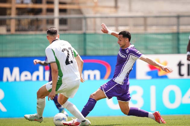 Fiorentina s Rolando Mandragora fights for the ball with SassuoloÕs Jay Idzes during the Serie A soccer match between Fiorentina and Sassuolo at the Artemio Franchi Stadium in Florence, north Italy - Sunday, April 26, 2026 -  Copyright: xMassimoxPaolone LaPressex