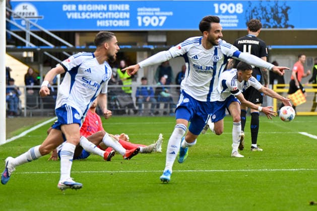 Paderborn, Home Deluxe Arena, 26 04 26, GER, Herren, 2 Bundesliga, Saison 2025 2026, SC Paderborn 07 FC Schalke 04 Bild Adil AOUCHICHE Schalke jubilates after his goal to 2 2 DFL regulations prohibit any use of photographs as image sequences and or quasi video NRW Germany