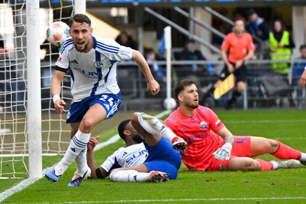 Paderborn, Home Deluxe Arena, 26 04 26, GER, Herren, 2 Bundesliga, Saison 2025 2026, SC Paderborn 07 FC Schalke 04 Bild Adil AOUCHICHE Schalke jubilates after his goal to 2 2 DFL regulations prohibit any use of photographs as image sequences and or quasi video NRW Germany
