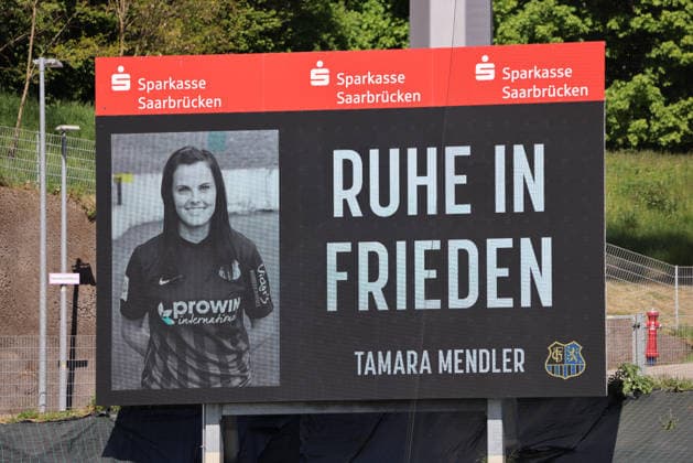 26 04 2026, Football, Women, Regionalliga Südwest, Season 2025 2026, 1 FC Saarbrücken SV 07 Elversberg, Minute of silence for Tamara Mendler Saarbrücken Ludwigsparkstadion Saarland Germany DEU Copyright: xSebastianxBachx
