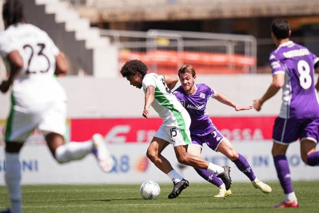 SassuoloÕs Armand Lauriente fights for the ball with Fiorentina s Daniele Rugani during the Serie A soccer match between Fiorentina and Sassuolo at the Artemio Franchi Stadium in Florence, north Italy - Sunday, April 26, 2026 -  Copyright: xMassimoxPaolone LaPressex