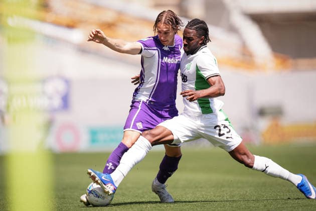 Fiorentina s Jacopo Fazzini fights for the ball with SassuoloÕs Ulisses Garcia during the Serie A soccer match between Fiorentina and Sassuolo at the Artemio Franchi Stadium in Florence, north Italy - Sunday, April 26, 2026 -  Copyright: xMassimoxPaolone LaPressex