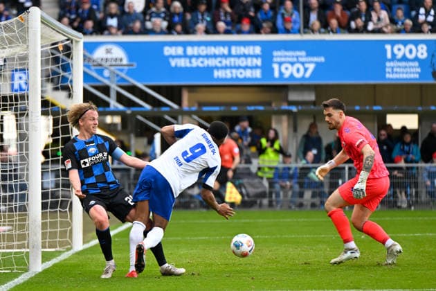 Paderborn, Home Deluxe Arena, 26 04 26, GER, Herren, 2 Bundesliga, Saison 2025 2026, SC Paderborn 07 FC Schalke 04 Bild v li Felix GOETZE Paderborn , Moussa SYLLA Schalke und Torwart Dennis SEIMEN Paderborn DFL regulations prohibit any use of photographs as image sequences and or quasi video NRW Deutschland