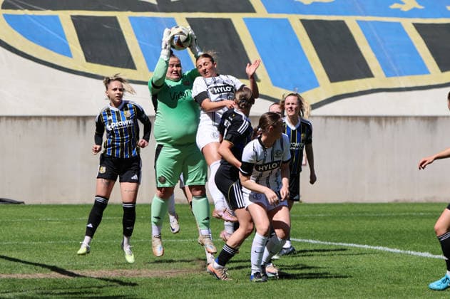 26 04 2026, Soccer, Women, Regionalliga Südwest, Season 2025 2026, 1 FC Saarbrücken SV 07 Elversberg, Nora Clausen 1 FC Saarbrücken , Kimberly Ruhstorfer 1 FC Saarbrücken , Katherine Bonnie Whitman SV 07 Elversberg Saarbrücken Ludwigsparkstadion Saarland Germany DEU Copyright: xSebastianxBachx