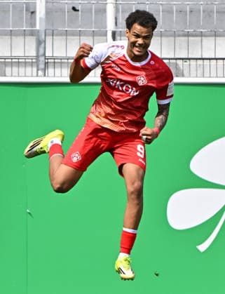 Sport Bilder des Tages 26.04.2026 - Fussball - Saison 2025 2026 - Regionalliga Bayern - 31. Spieltag: SpVgg Greuther Fürth II - Würzburger Kickers Würzburg - MeZi - xmexzix - Torjubel Jubel Freude nach Treffer Tor Torschuß zum 0:1 durch Jermain Nischalke (9, Würzburger Kickers ) *** 26 04 2026 Soccer season 2025 2026 Regionalliga Bayern 31 Matchday SpVgg Greuther Fürth II Würzburger Kickers Würzburg MeZi xmexzix Goal celebration Joy after goal Goal shot to 0 1 by Jermain Nischalke 9, Würzburger Kickers