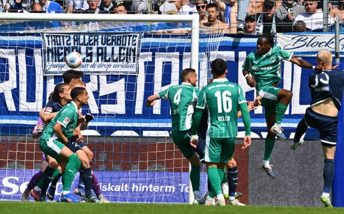 26 04 2026 Soccer Season 2025 2026 2 Soccer Bundesliga 31 Matchday VfL Bochum SpVgg Greuther Fürth SGF Kleeblatt Sportfoto Zink xwoxzix DFL regulations prohibit any use of photographs as image sequences and or quasi video only for editorial use Philipp Hofmann 33, VfL Bochum , right scored goal goal shot to 2 0