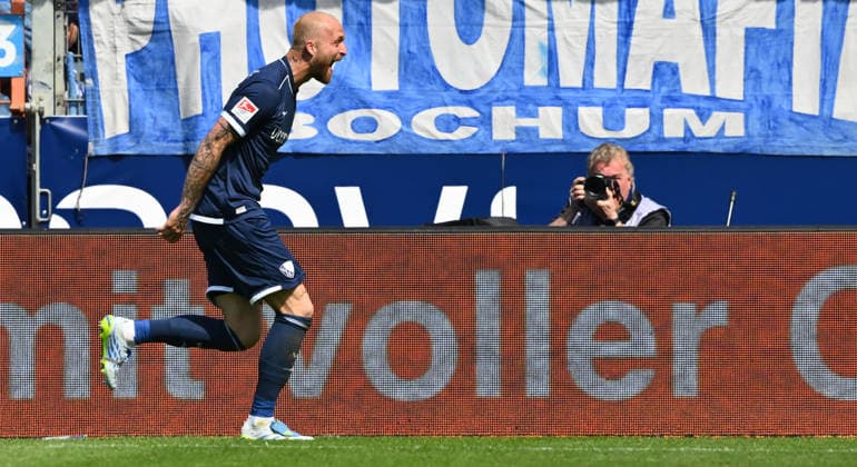 26 04 2026 Soccer Season 2025 2026 2 Soccer Bundesliga 31 Matchday VfL Bochum SpVgg Greuther Fürth SGF Kleeblatt Sportfoto Zink xwoxzix DFL regulations prohibit any use of photographs as image sequences and or quasi video only for editorial use Torjubel Jubel Freude nach Treffer Tor Torschuß zum 2 0 durch Philipp Hofmann 33, VfL Bochum