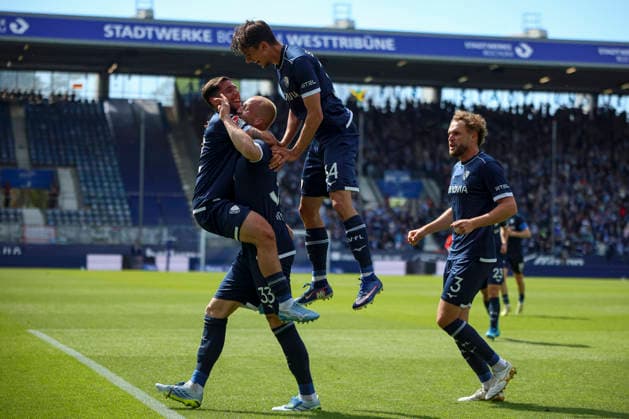 26 04 2026, GER, Soccer, Men, 2 BL, Season 2025 2026, Vfl Bochum vs SpVgg Greuther Fürth Philipp Hofmann Bochum Goal celebration, cheers with his team after scoring 2 0 Bochum vonovia Ruhrstadion Nordrhein Westfalen Germany Copyright: xAdrianxSchlüterx