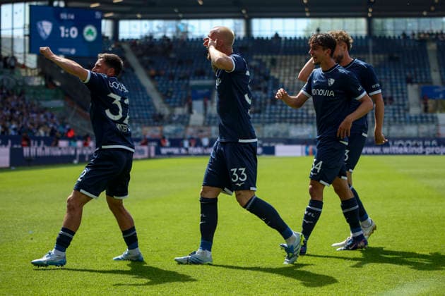 26 04 2026, GER, Soccer, Men, 2 BL, Season 2025 2026, Vfl Bochum vs SpVgg Greuther Fürth Philipp Hofmann Bochum Goal celebration, cheers with his team after scoring 2 0 Bochum vonovia Ruhrstadion Nordrhein Westfalen Germany Copyright: xAdrianxSchlüterx
