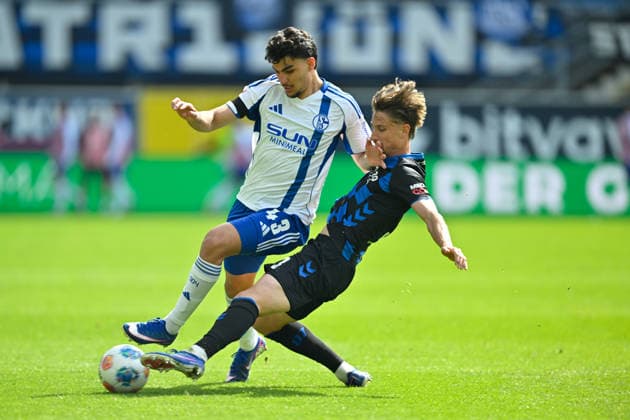 Paderborn, Home Deluxe Arena, 26 04 26, GER, Herren, 2 Bundesliga, Saison 2025 2026, SC Paderborn 07 FC Schalke 04 Bild v li im Zweikampf Mertcan AYHAN Schalke und Jonah STICKER Paderborn DFL regulations prohibit any use of photographs as image sequences and or quasi video NRW Deutschland