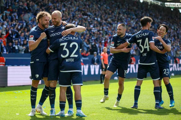 26 04 2026, GER, Soccer, Men, 2 BL, Season 2025 2026, Vfl Bochum vs SpVgg Greuther Fürth Philipp Hofmann Bochum Goal celebration, cheers with his team after scoring 2 0 Bochum vonovia Ruhrstadion Nordrhein Westfalen Germany Copyright: xAdrianxSchlüterx