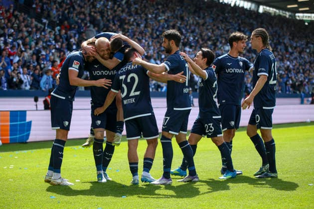 26 04 2026, GER, Soccer, Men, 2 BL, Season 2025 2026, Vfl Bochum vs SpVgg Greuther Fürth Philipp Hofmann Bochum Goal celebration, cheers with his team after scoring 2 0 Bochum vonovia Ruhrstadion Nordrhein Westfalen Germany Copyright: xAdrianxSchlüterx