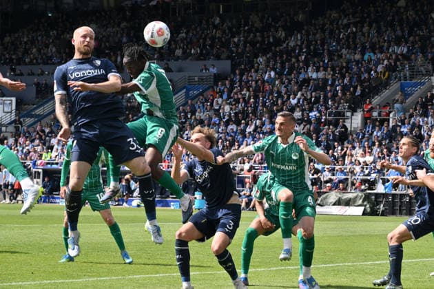 Philipp Hofmann VfL Bochum , l , scores the goal with this header to 2 0 26 04 2026, Soccer 2 Bundesliga, Season 2025 2026, 31 Matchday, VfL Bochum SpVgg Greuther Fürth DFL regulations prohibit any use of photographs as image sequences and or quasi video Bochum Vonovia Ruhrstadion Nordrhein Westfalen Germany Team2