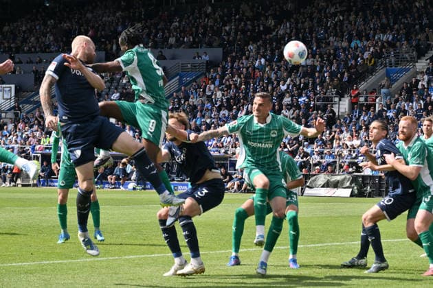 Philipp Hofmann VfL Bochum , l , scores the goal with this header to 2 0 26 04 2026, Soccer 2 Bundesliga, Season 2025 2026, 31 Matchday, VfL Bochum SpVgg Greuther Fürth DFL regulations prohibit any use of photographs as image sequences and or quasi video Bochum Vonovia Ruhrstadion Nordrhein Westfalen Germany Team2