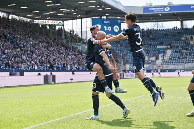 Jubel 2 0, v li , Maximilian Wittek VfL Bochum , Philipp Hofmann VfL Bochum , Cajetan Lenz VfL Bochum 26 04 2026, Fußball 2 Bundesliga, Saison 2025 2026, 31 Spieltag, VfL Bochum SpVgg Greuther Fürth DFL regulations prohibit any use of photographs as image sequences and or quasi video Bochum Vonovia Ruhrstadion Nordrhein Westfalen Germany Team2