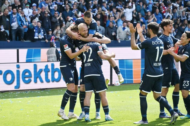 Jubel 2 0, Torschütze Philipp Hofmann VfL Bochum , mi , wird gefeiert 26 04 2026, Fußball 2 Bundesliga, Saison 2025 2026, 31 Spieltag, VfL Bochum SpVgg Greuther Fürth DFL regulations prohibit any use of photographs as image sequences and or quasi video Bochum Vonovia Ruhrstadion Nordrhein Westfalen Germany Team2