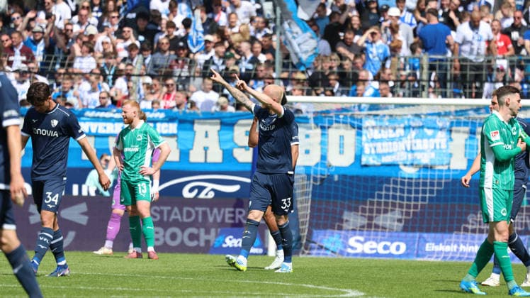 26 04 2026, xrekx, Fußball 2 Bundesliga, VfL Bochum SpVgg Greuther Fuerth v l Torjubel nach dem Tor zum celebrating the goal celebrate 2 0 durch Philipp Hofmann VfL Bochum DFL DFB REGULATIONS PROHIBIT ANY USE OF PHOTOGRAPHS as IMAGE SEQUENCES and or QUASI VIDEO Bochum