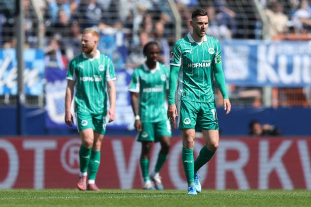 Soccer 2 Bundesliga 31 Matchday VfL Bochum SpVgg Greuther Fürth on 26 04 2026 at Vonovia Ruhrstadion in Bochum Disappointed Füther players after the 2 0 for Bochum DFL regulations prohibit any use of photographs as image sequences and or quasi video xJRx