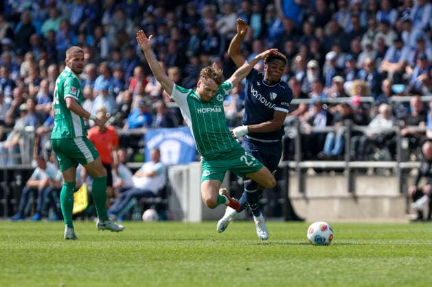 26 04 2026, GER, Soccer, Men, 2 BL, Season 2025 2026, Vfl Bochum vs SpVgg Greuther Fürth Jannik Dehm Fürth and Farid Alfa Ruprecht Bochum fighting for the ball Bochum vonovia Ruhrstadion Nordrhein Westfalen Germany Copyright: xAdrianxSchlüterx