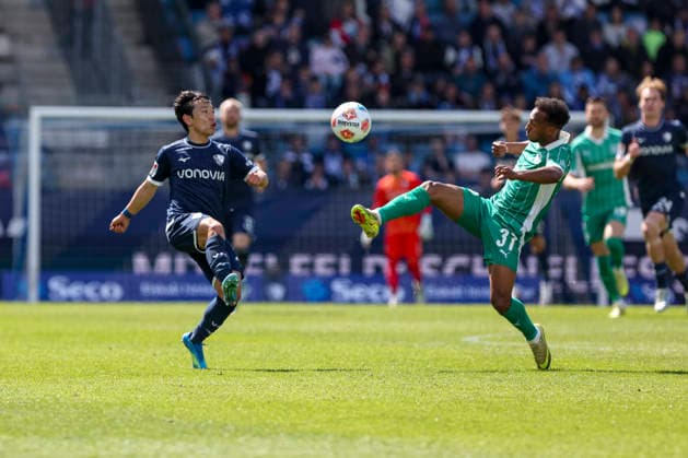 26 04 2026, GER, Soccer, Men, 2 BL, Season 2025 2026, Vfl Bochum vs SpVgg Greuther Fürth Koji Miyoshi Bochum and Julian Green Fürth fighting for the ball Bochum vonovia Ruhrstadion Nordrhein Westfalen Germany Copyright: xAdrianxSchlüterx