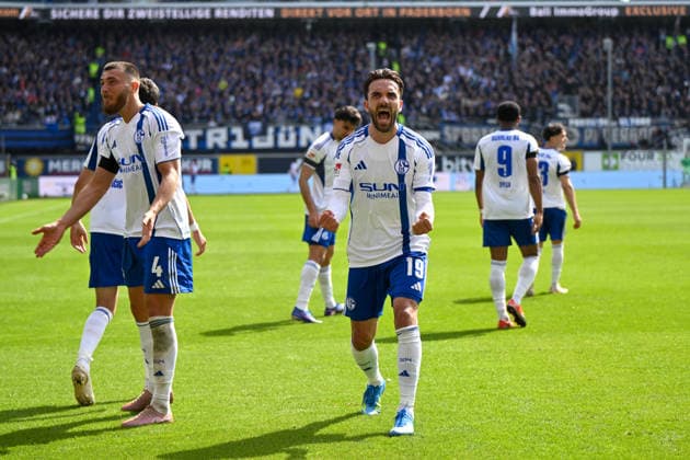 Paderborn, Home Deluxe Arena, 26 04 26, GER, Herren, 2 Bundesliga, Saison 2025 2026, SC Paderborn 07 FC Schalke 04 Bild Dejan LJUBICIC Schalke jubilates after his goal to 2 3 with Kenan KARAMAN Schalke DFL regulations prohibit any use of photographs as image sequences and or quasi video NRW Germany