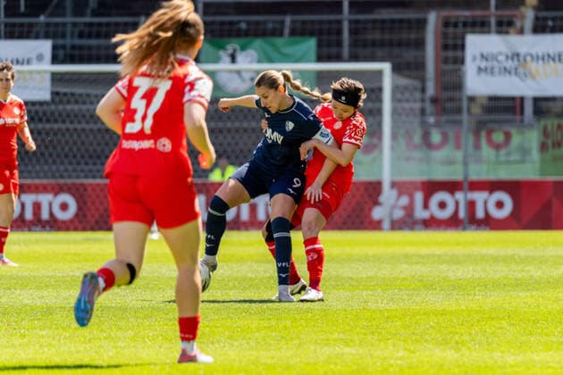 Match scene, duel, v l Doerthe Hoppius VfL Bochum, 09 , Suguri Hashitani 1 FSV Mainz 05, 25 , GER, 1 FSV Mainz 05 vs VfL Bochum, Football, 2 Womens Bundesliga, Matchday 23, Season 2025 2026, 26 04 2026, DFB REGULATIONS PROHIBIT ANY USE OF PHOTOGRAPHS AS IMAGE SEQUENCES AND OR QUASI VIDEO, GER, 1 FSV Mainz 05 vs VfL Bochum, Football, 2 Womens Bundesliga, Matchday 23, Season 2025 2026, 26 04 2026 Mainz Copyright: xEibner-Pressefoto Jan-NiclasxGrox EP_JGG