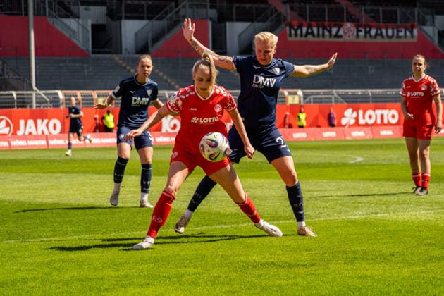 Match scene, duel, f l Chiara Bouziane 1 FSV Mainz 05, 10 , Sarah Freutel VfL Bochum, 27 , GER, 1 FSV Mainz 05 vs VfL Bochum, Football, 2 Womens Bundesliga, Matchday 23, Season 2025 2026, 26 04 2026, DFB REGULATIONS PROHIBIT ANY USE OF PHOTOGRAPHS AS IMAGE SEQUENCES AND OR QUASI VIDEO, GER, 1 FSV Mainz 05 vs VfL Bochum, Football, 2 Womens Bundesliga, Matchday 23, Season 2025 2026, 26 04 2026 Mainz Copyright: xEibner-Pressefoto Jan-NiclasxGrox EP_JGG