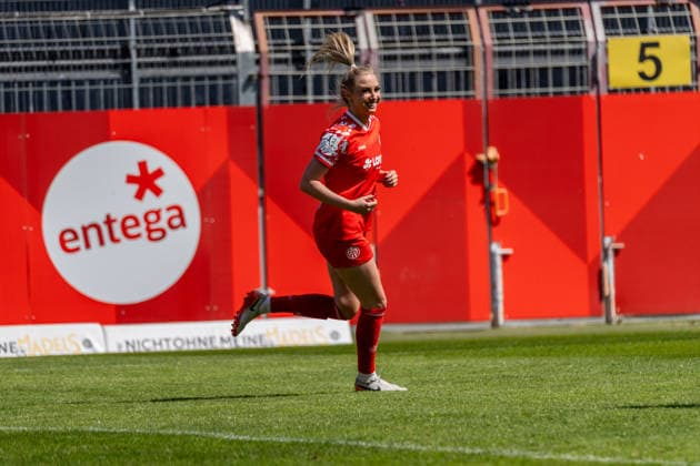Celebration for the goal to 3 0 by Chiara Bouziane 1 FSV Mainz 05, 10 , GER, 1 FSV Mainz 05 vs VfL Bochum, Soccer, 2 Women Bundesliga, Matchday 23, Season 2025 2026, 26 04 2026, DFB REGULATIONS PROHIBIT ANY USE OF PHOTOGRAPHS AS IMAGE SEQUENCES AND OR QUASI VIDEO, GER, 1 FSV Mainz 05 vs VfL Bochum, Football, 2 Womens Bundesliga, Matchday 23, Season 2025 2026, 26 04 2026 Mainz Copyright: xEibner-Pressefoto Jan-NiclasxGrox EP_JGG